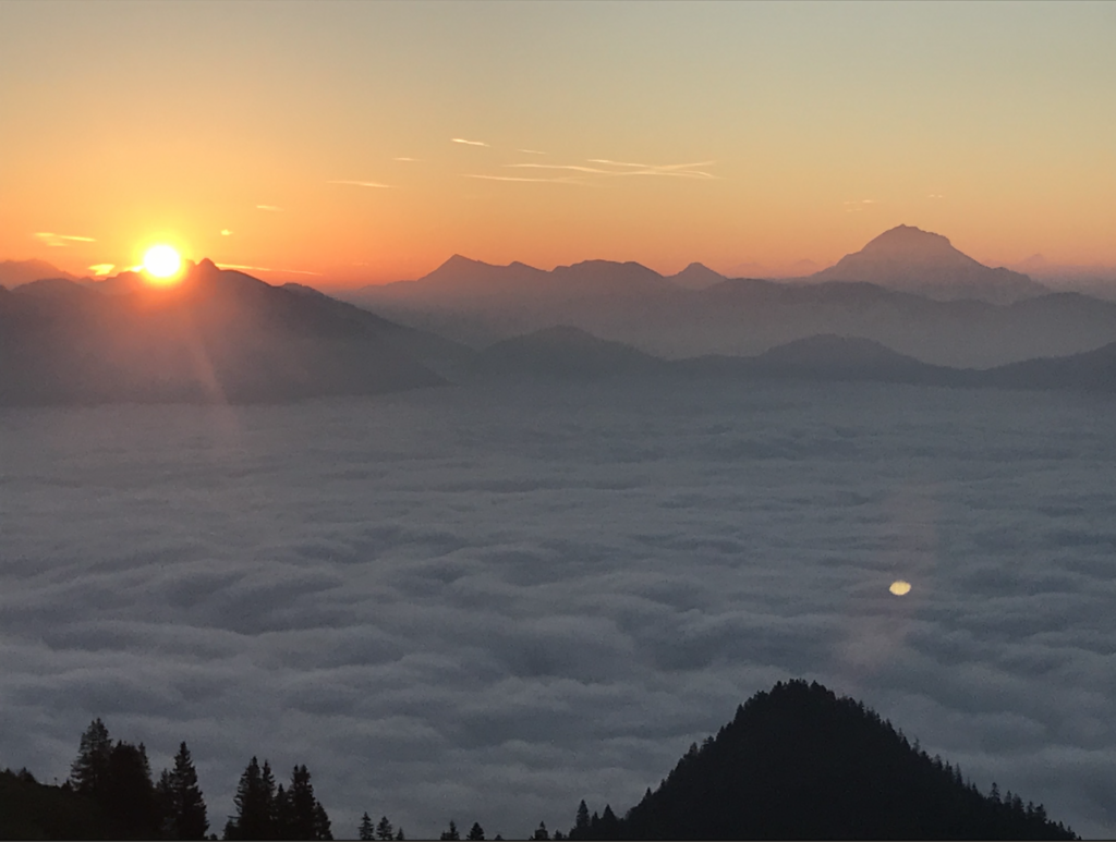 Zwischen Himmel und Erde bewegen wir Menschen uns und versuchen das Geheimnis des Lebens zu verstehen